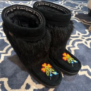 Manitoba Mukluks Half Bloom Black Women’s 6